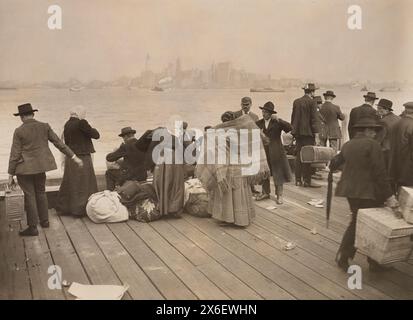 Immigrants en attente d'être transférés, Ellis Island, New York City, New York, États-Unis, Underwood & Underwood, 30 octobre 1912 Banque D'Images