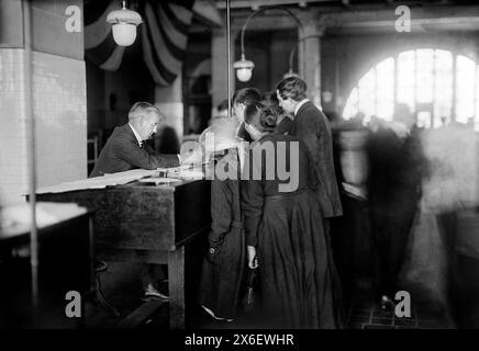 Groupe d'immigrants arrivant dans la salle d'examen, Ellis Island, New York City, New York, États-Unis, bain News Service, 1920 Banque D'Images