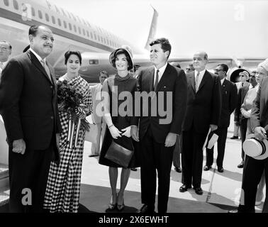 Le président pakistanais Muhammad Ayub Khan et sa fille Begum Ayub Khan avec la première dame américaine Jacqueline Kennedy, le président américain John F. Kennedy et d'autres à leur arrivée, Andrews Airforce base, Maryland, États-Unis, Robert H. McNeill, collection de la famille Robert H. McNeill, 11 juillet 1961 Banque D'Images