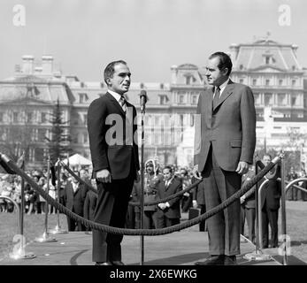 Le président américain Richard Nixon et le roi Hussein de Jordanie debout sur une plate-forme surélevée devant le Old Executive Office Building, Washington, D.C. (États-Unis), Robert H. McNeill, collection de la famille Robert H. McNeill, 8 avril 1969 Banque D'Images