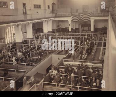 Immigrants arrivant en attente d'être traités, Ellis Island, New York City, New York, États-Unis, Detroit Publishing Company, 1908 Banque D'Images