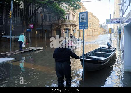 Porto Alegre, Brésil. 14 mai 2024. L’une des rues principales du centre de Porto Alegre, Rua Caldas Junior, continue d’être envahie par les eaux du lac de Guaiba ce mardi (14/07/2024). Une série de fortes pluies provoquées par un événement météorologique extrême a frappé l'État du Rio Grande do Sul, provoquant des inondations et des inondations, laissant des sans-abri et des morts dans différentes villes, plaçant toute la région dans un état de calamité publique. PHOTO : Maxi Franzoi/AGIF crédit : AGIF/Alamy Live News Banque D'Images