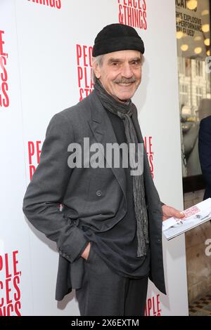 Jeremy irons assiste à la « soirée d'ouverture » du célèbre « People places & Things » au Trafalgar Theatre de Londres. Banque D'Images