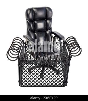 Cour de prison entourée de barbelés et d'une chaise exécutive pour montrer le crime en col blanc ou être isolé au travail Banque D'Images