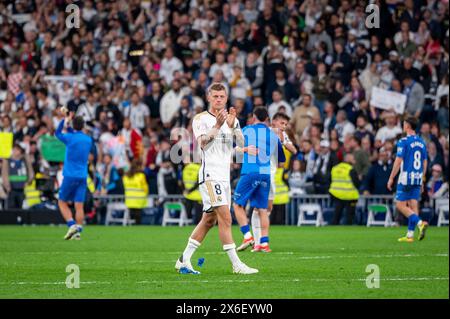 Madrid, Espagne. 14 mai 2024. MADRID, ESPAGNE - 14 MAI : Toni Kroos du Real Madrid encourage les fans à la fin du match de football la Liga EA Sports 2023/24 entre le Real Madrid et le Deportivo Alaves à l'Estadio Santiago Bernabeu le 14 mai 2024 à Madrid, Espagne. Crédit : SOPA images Limited/Alamy Live News Banque D'Images