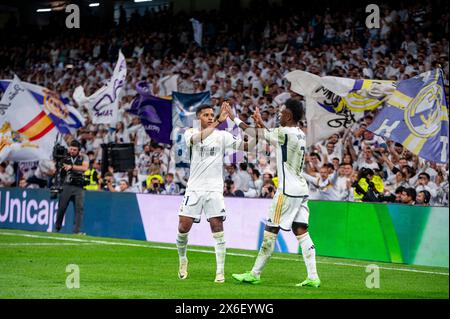 Madrid, Espagne. 14 mai 2024. MADRID, ESPAGNE - 14 MAI : Vinicius Junior du Real Madrid (R) célèbre son but avec son coéquipier Rodrygo Silva de Goes (l) lors du match de football la Liga EA Sports 2023/24 opposant le Real Madrid vs Deportivo Alaves à l'Estadio Santiago Bernabeu le 14 mai 2024 à Madrid, Espagne. Crédit : SOPA images Limited/Alamy Live News Banque D'Images