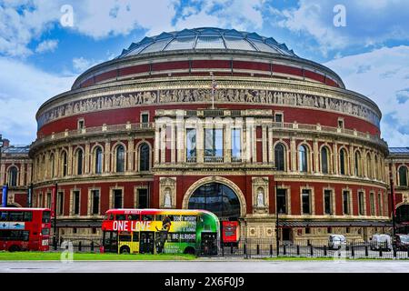 Double Decker London bus publicité Bob Marley, un film d'amour, Royal Albert Hall, Londres, Angleterre, U. K Banque D'Images