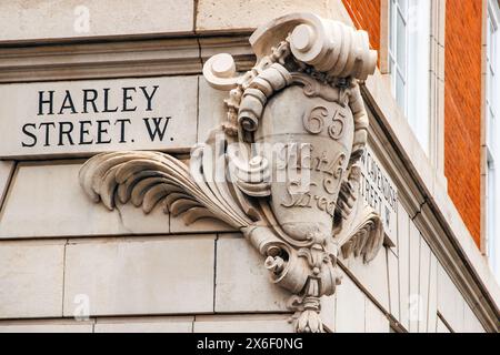 Sculpture sur pierre ornant la jonction de Harley et New Cavendish Street à Londres, dimanche 28 avril 2024. Photo : David Rowland / One-Image.com Banque D'Images