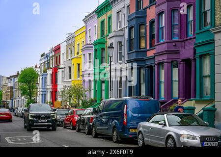 Arc-en-ciel de couleurs, maisons sur Lancaster Road, Notting Hill, Londres, Angleterre, U. K Banque D'Images