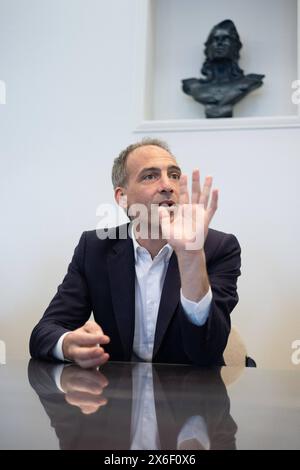 Camon, France. 14 mai 2024. Candidat principal du Parti socialiste français (PS) et du Parti de la place publique pour les élections européennes et député européen français Raphael Glucksmann s'adresse à la presse avant une réunion, en prévision des prochaines élections européennes, à Camon, près d'Amiens, dans le nord de la France, le 14 mai. 2024. photo de Raphael Lafargue/ABACAPRESS. COM Credit : Abaca Press/Alamy Live News Banque D'Images