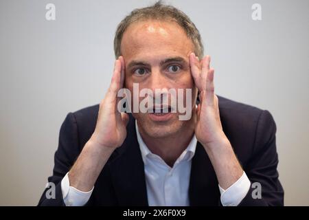 Camon, France. 14 mai 2024. Candidat principal du Parti socialiste français (PS) et du Parti de la place publique pour les élections européennes et député européen français Raphael Glucksmann s'adresse à la presse avant une réunion, en prévision des prochaines élections européennes, à Camon, près d'Amiens, dans le nord de la France, le 14 mai. 2024. photo de Raphael Lafargue/ABACAPRESS. COM Credit : Abaca Press/Alamy Live News Banque D'Images