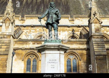 Statue d'Oliver Cromwell devant les chambres du Parlement, Londres, lundi 29 avril 2024. Photo : David Rowland / One-Image.com Banque D'Images