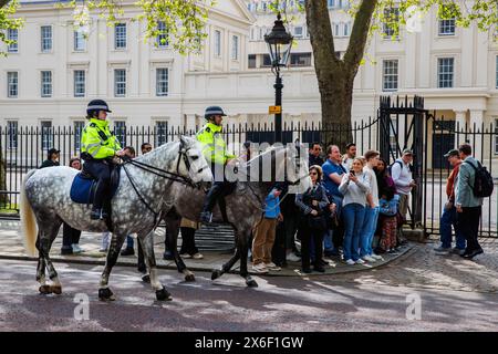 Chevaux de police devant Wellington Barracks, Londres, mercredi 1er mai 2024. Photo : David Rowland / One-Image.com Banque D'Images