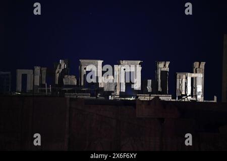 Téhéran. 7 mai 2024. Cette photo prise le 7 mai 2024 montre une vue des ruines de Persépolis près de la ville de Shiraz dans le sud de l'Iran. Persépolis, site du patrimoine mondial de l'UNESCO, était la capitale de l'Empire achéménide de Perse (550-330 av. J.-C.). L’importance et la qualité des ruines monumentales en font un site archéologique unique. Crédit : Shadati/Xinhua/Alamy Live News Banque D'Images