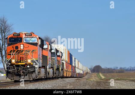 Hinckley, Illinois, États-Unis. Quatre locomotives Burlington Northern Santa Fe dirigent un train de marchandises intermodal qui traverse l'Illinois. Banque D'Images