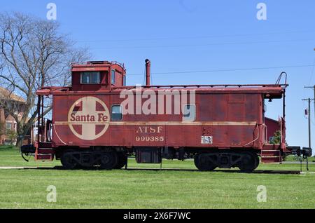 Streator, Illinois, États-Unis. Un caboose de chemin de fer à la retraite d'Atchinson, Topeka & Santa Fe (Santa Fe) se trouve dans un cadre de champ dans la campagne agricole de l'Illinois Banque D'Images