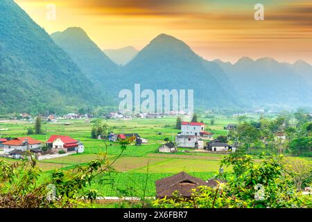 Paysage dans la vallée de bac son autour avec vue panoramique sur les montagnes et le ciel du coucher de soleil à Lang son, Vietnam Banque D'Images