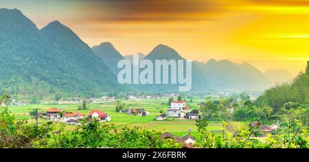 Paysage dans la vallée de bac son autour avec vue panoramique sur les montagnes et le ciel du coucher de soleil à Lang son, Vietnam Banque D'Images