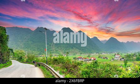 Paysage dans la vallée de bac son autour avec vue panoramique sur les montagnes et le ciel du coucher de soleil à Lang son, Vietnam Banque D'Images