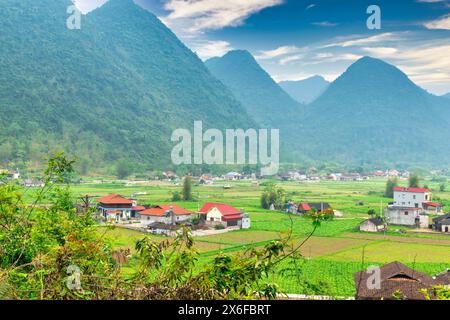 Paysage dans la vallée de bac son autour avec vue panoramique sur les montagnes et le ciel du coucher de soleil à Lang son, Vietnam Banque D'Images