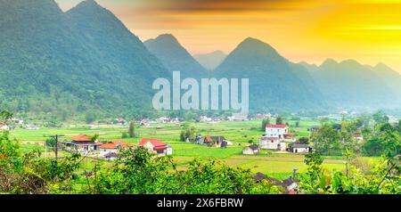 Paysage dans la vallée de bac son autour avec vue panoramique sur les montagnes et le ciel du coucher de soleil à Lang son, Vietnam Banque D'Images