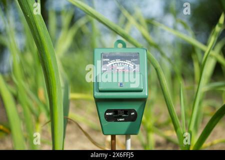 Indicateur d'humidité, d'intensité lumineuse et de pH du sol en gros plan, concept de technologie agricole Banque D'Images
