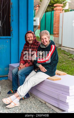 Couple marié russe mature embrassant et tenant un chien Banque D'Images