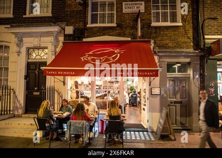 Restaurant de tapas espagnols de Londres, restaurant Tapas Brindisa à Soho centre de Londres, les gens mangeant le dîner à l'extérieur la nuit automne 2023, Angleterre, Royaume-Uni Banque D'Images