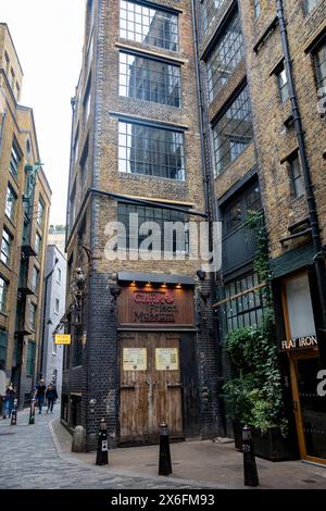 Londres, Angleterre, le Clink était une prison à Southwark qui a fonctionné du 12ème siècle jusqu'en 1780, maintenant une attraction touristique, plaque bleue commémorer Banque D'Images