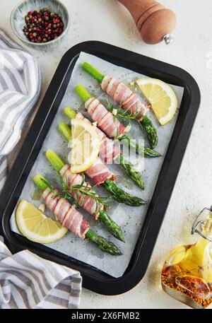 Asperges avec jambon avant cuisson dans une poêle Banque D'Images