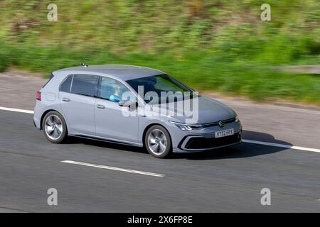 2022 Grey VW Volkswagen Golf R-Line ETSI S-A,1,5 EVO 150 MHEV DSG Auto Start/Stop car Hatchback Hybrid Electric 1498 cc ; voyageant à grande vitesse sur l'autoroute M61, Royaume-Uni Banque D'Images