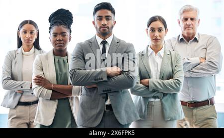 Leader masculin, confiant et diversité d'équipe en portrait au bureau, solidarité et soutien ou sérieux. Agence, groupe corporatif et communauté en milieu de travail Banque D'Images