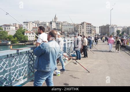 Turquie istanbul 12 janvier 2023. Pêcheurs sur la route de pêche Galata Bridge Banque D'Images