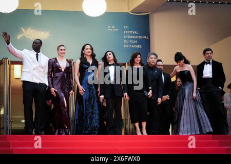 Thierry Fremaux, directeur du Festival de Cannes, Présidente du Festival Iris Knobloch, membre du jury, Omar Sy, Président du jury, Greta Gerwig, membre du jury, Lily Gladstone, membre du jury, Nadine Labaki, membre du jury, Hirokazu Kore-eda, membre du jury, Ebru Ceylan, Juan Antonio Bayona, membre du jury, Eva Green et Pierfrancesco Favino, membre du jury lors de la cérémonie de projection et d'ouverture de ''le Deuxieme acte'''', tapis rouge du 77e Festival annuel de Cannes au Palais des Festivals le 14 mai 2024 à Cannes, France. (Photo de Daniele Cifala/NurPhoto) Banque D'Images