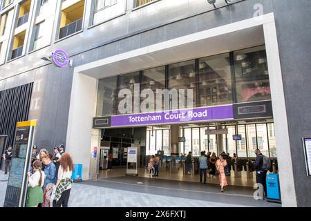 Tottenham court Road gare entrée Elizabeth Line, quatre policiers se tiennent à côté de l'entrée que les navetteurs entrent dans la gare, Londres, Royaume-Uni Banque D'Images