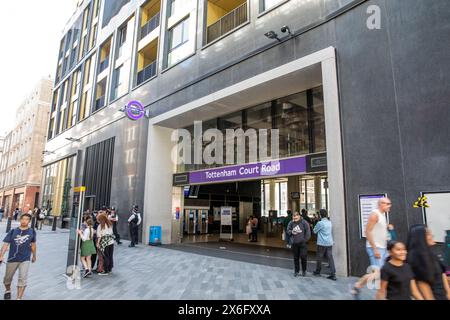 Tottenham court Road gare entrée Elizabeth Line, quatre policiers se tiennent à côté de l'entrée que les navetteurs entrent dans la gare, Londres, Royaume-Uni Banque D'Images