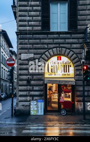 Florence, Italie - 31 décembre 2023 : Café Cavour dans la rue du même nom dans le centre de Florence Banque D'Images