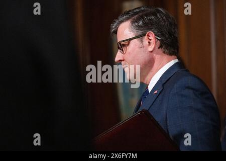 Washington, États-Unis. 14 mai 2024. Le Président de la Chambre des représentants des États-Unis Mike Johnson (républicain de Louisiane) laisse une veillée aux chandelles en présence d'autres membres du Congrès et des membres des familles des policiers tombés en l'honneur des policiers tombés en l'honneur pour la semaine de la police dans le bâtiment du Capitole des États-Unis à Washington, DC, États-Unis le mardi 14 mai, 2024. Photo Annabelle Gordon/CNP/ABACAPRESS. COM Credit : Abaca Press/Alamy Live News Banque D'Images