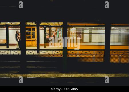 Ligne de métro M1 connue sous le nom de Kisföldalatti à Budapest Banque D'Images