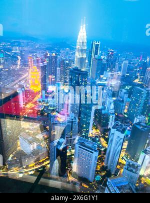 Kuala Lumpur, Malaisie-16 avril 2023 : vues impressionnantes depuis la Tour KL, et l'éclairage intérieur se reflète sur le verre couvrant la terrasse d'observation, le Banque D'Images