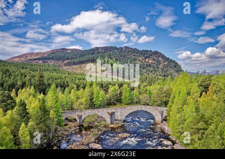 Vieux pont de Dee ou pont Invercauld près de la route principale de Braemar à Ballater au début du printemps Banque D'Images