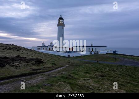 Découvrez la beauté calme et sereine d'un lever de soleil au phare de Mull of Galloway, un monument pittoresque sur la côte sud de l'Écosse Banque D'Images