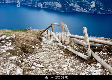 Garde-corps en bois nécessaire à la réparation sur le sentier de randonnée de Monte Baldo au lac de Garde Banque D'Images