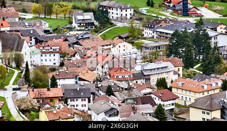 Vue aérienne d'un village alpin italien près de la frontière autrichienne Banque D'Images