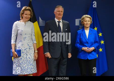 Bruxelles, Belgique. 15 mai 2024. La reine Mathilde, le roi Philippe de Belgique et la présidente de la Commission européenne Ursula von der Leyen posent pour la photo au début d'une visite royale au siège de l'UE, à Bruxelles, en Belgique, le 15 mai 2024. Crédit : ALEXANDROS MICHAILIDIS/Alamy Live News Banque D'Images