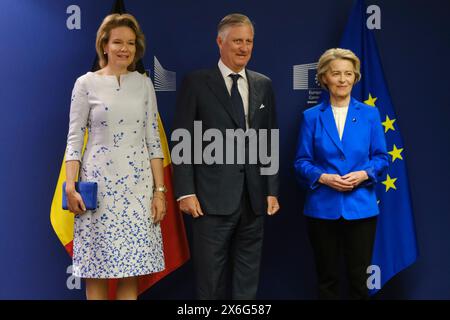 Bruxelles, Belgique. 15 mai 2024. La reine Mathilde, le roi Philippe de Belgique et la présidente de la Commission européenne Ursula von der Leyen posent pour la photo au début d'une visite royale au siège de l'UE, à Bruxelles, en Belgique, le 15 mai 2024. Crédit : ALEXANDROS MICHAILIDIS/Alamy Live News Banque D'Images