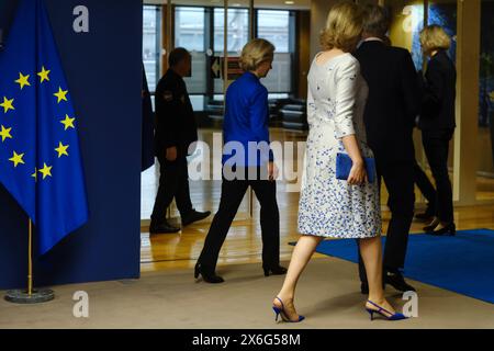 Bruxelles, Belgique. 15 mai 2024. La reine Mathilde, le roi Philippe de Belgique et la présidente de la Commission européenne Ursula von der Leyen posent pour la photo au début d'une visite royale au siège de l'UE, à Bruxelles, en Belgique, le 15 mai 2024. Crédit : ALEXANDROS MICHAILIDIS/Alamy Live News Banque D'Images