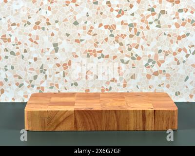 Un piédestal en bois robuste, parfait pour le placement de produits, placé sur un fond de mosaïque élégant Banque D'Images