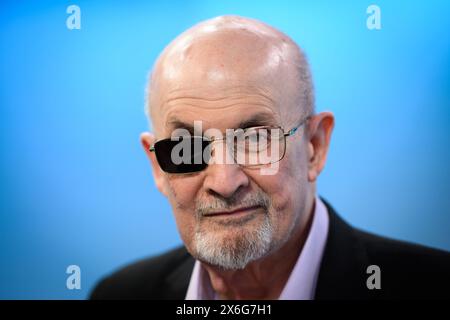 Berlin, Allemagne. 14 mai 2024. L'écrivain Salman Rushdie est sous protection policière depuis les années 1990 Crédit : Bernd von Jutrczenka/dpa/Alamy Live News Banque D'Images