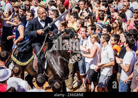 Jeux PLA, galoping cavaliers, festival Sant Joan. Ciutadella. Minorque, Îles Baléares, Espagne Banque D'Images